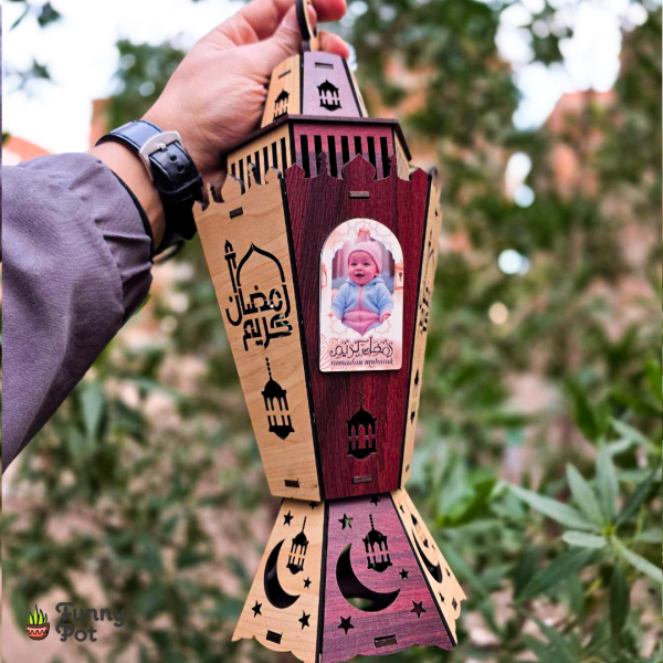 فانوس خشب بالصورة