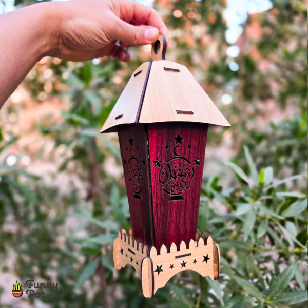 فانوس خشب بالصورة