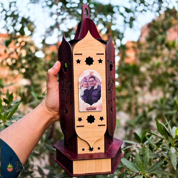 فانوس خشب كبير بالصورة